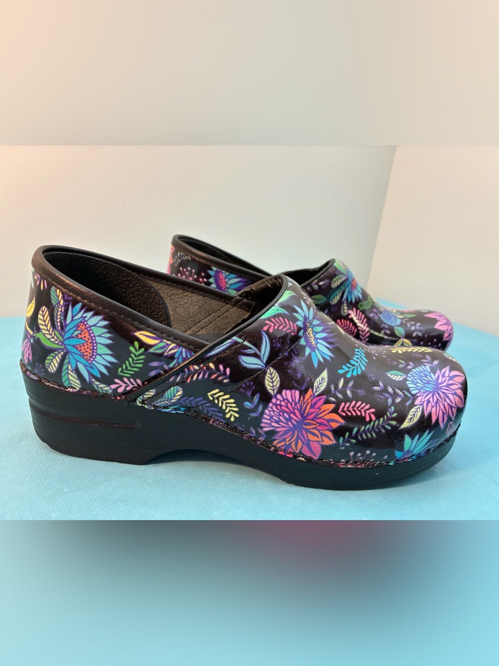 Dansko Womens Floral Flowers Patent Leather Clogs Size 41 (About 10.5/11)